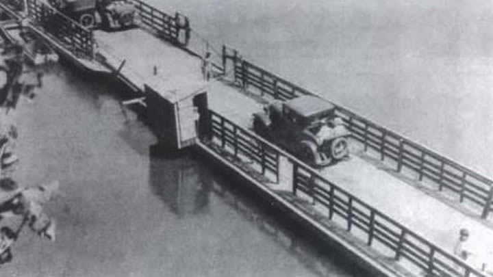 Cars crossing the Bagnell Dam